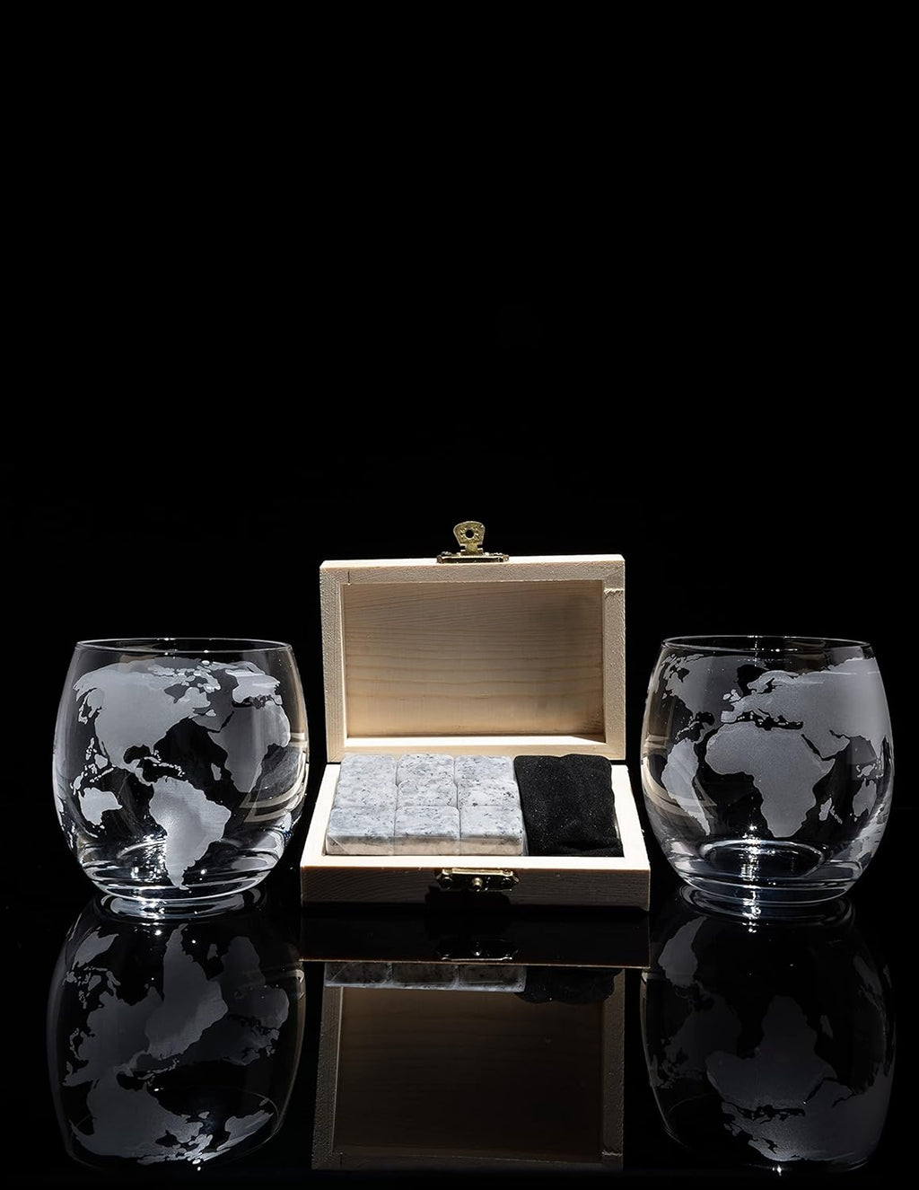 Globe Whiskey Decanter Set with 2 Etched Whisky Glasses and Whiskey Stones 850ml A940