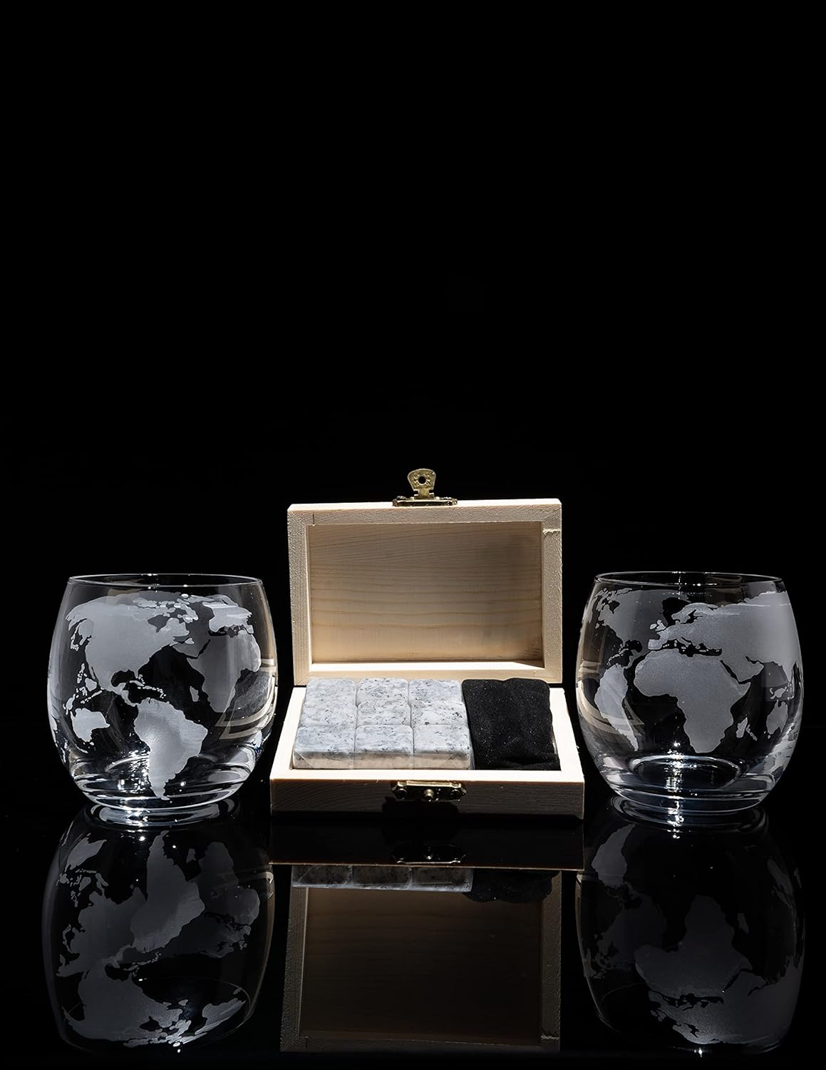 Globe Whiskey Decanter Set with 2 Etched Whisky Glasses and Whiskey Stones 850ml A940
