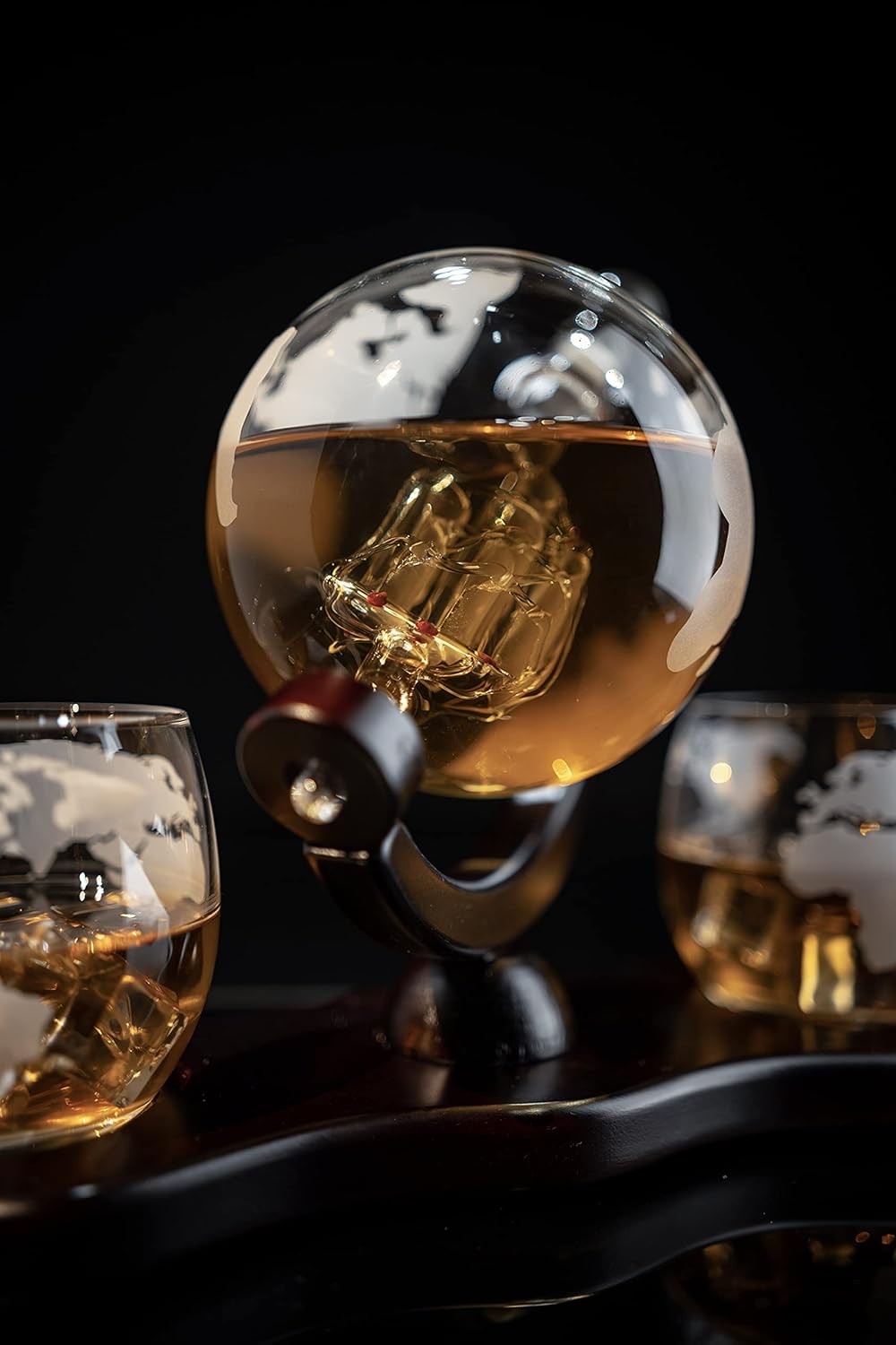 Globe Whiskey Decanter Set with 2 Etched Whisky Glasses and Whiskey Stones 850ml A940