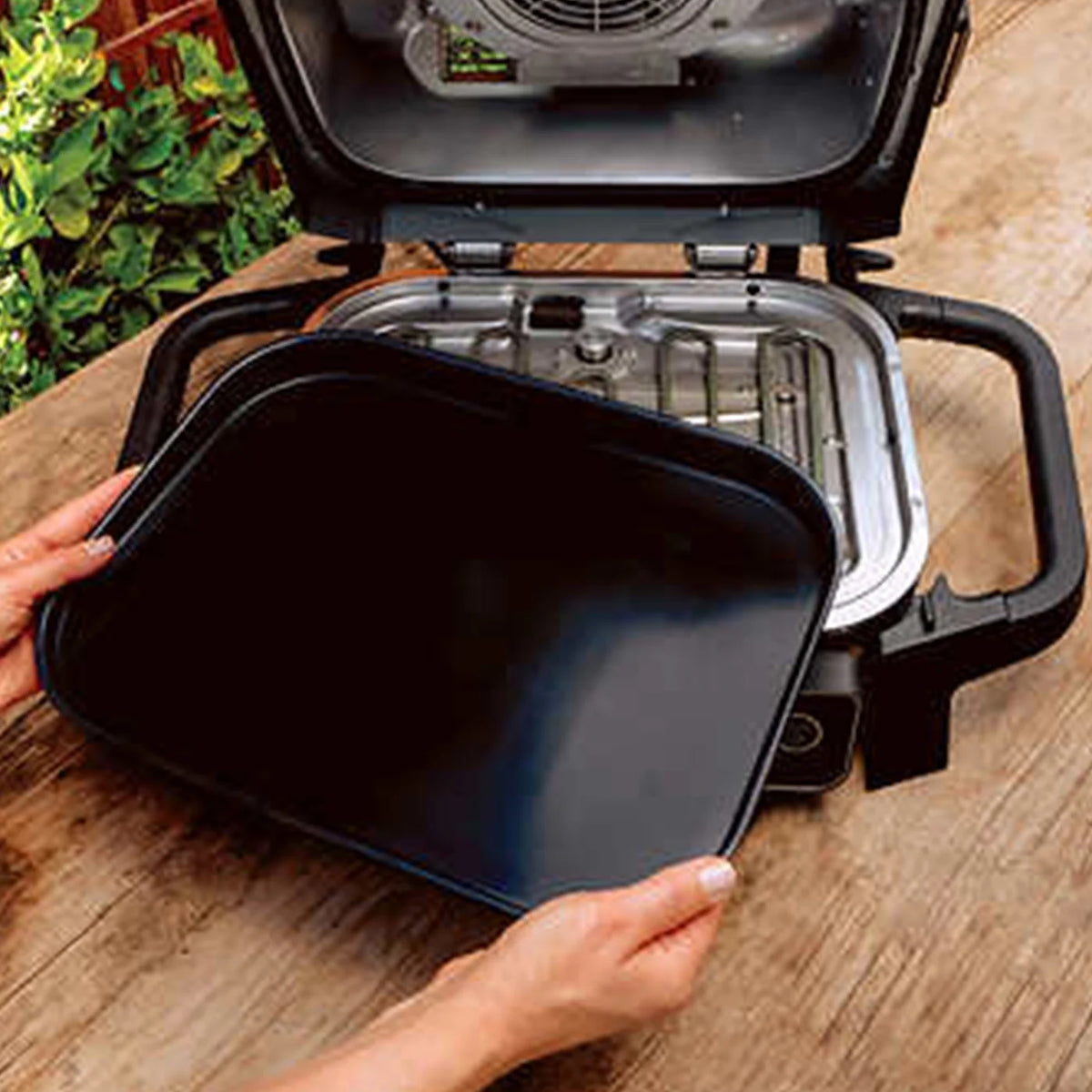 Restored 7-in-1 Outdoor Grill & Smoker and Air Fryer F982